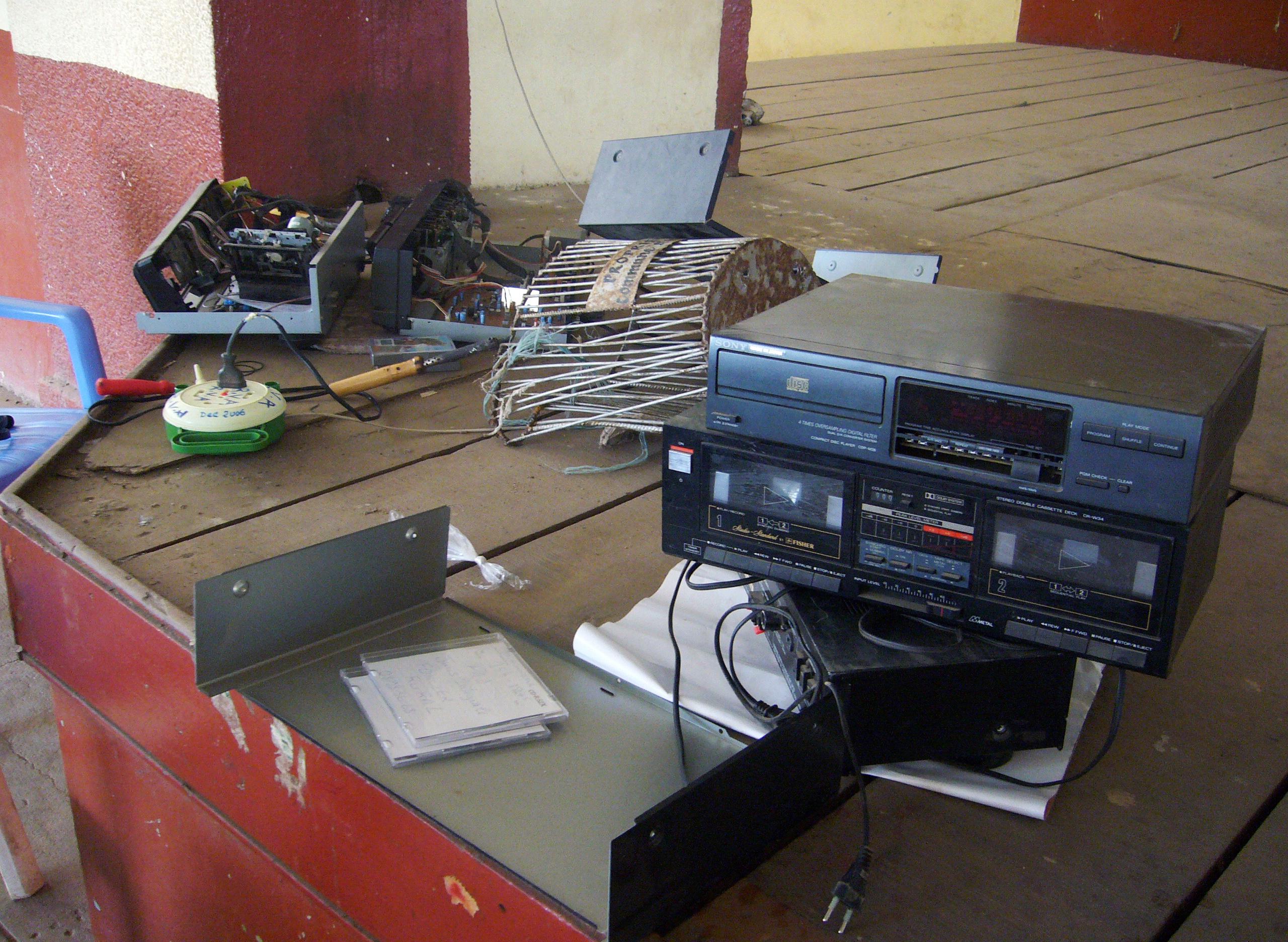 Comme de nombreux pays, le Burkina Faso est concerné par la problématique des déchets d’équipements électriques et électroniques (DEEE). 
