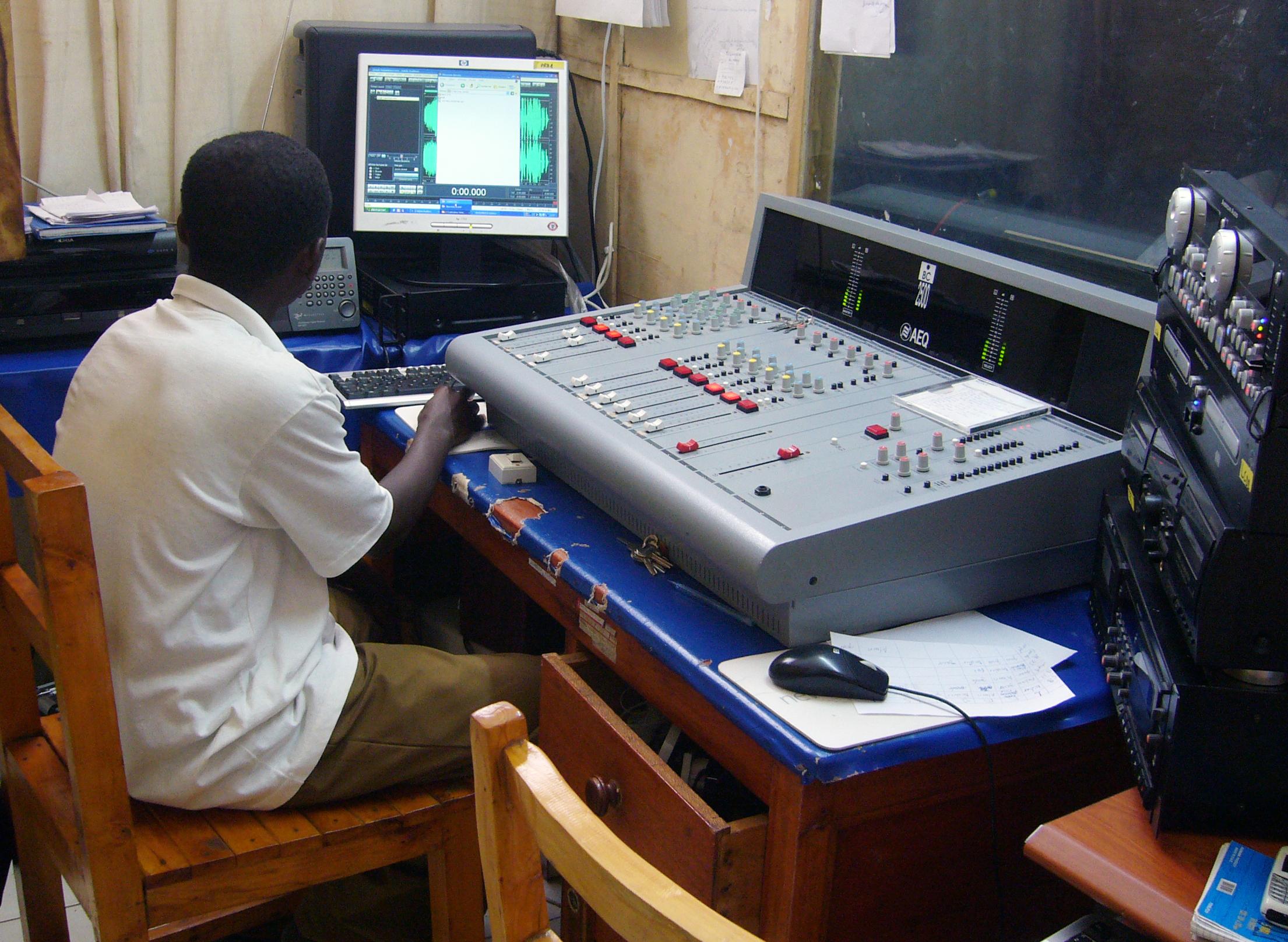 Technicien dans une régie radio (Photo : Pierre Martinot)