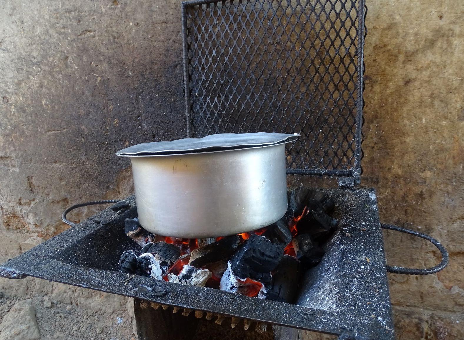 En RDC, dans plus de 80 % des foyers, la cuisson se fait au charbon de bois (Photo: Jan Bogaert)