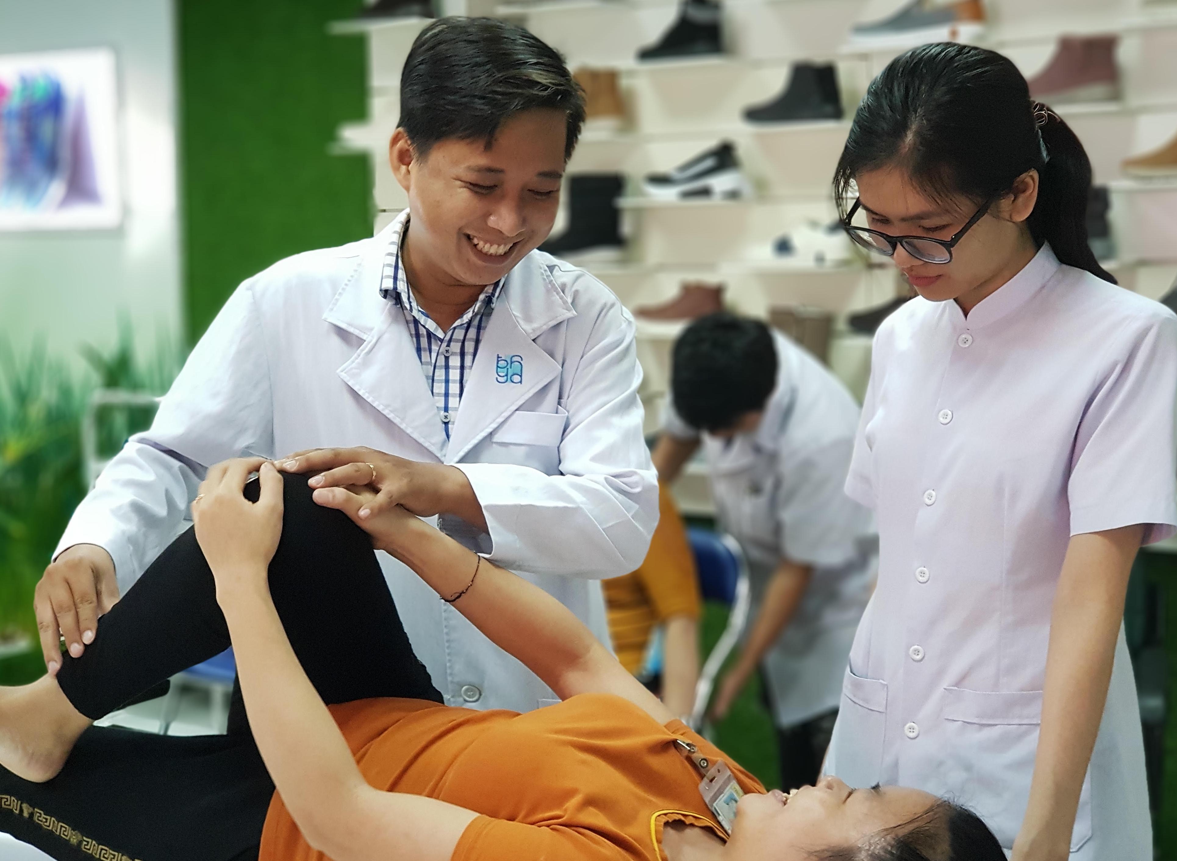 Cours pratique en 2eme année de baccalauréat en kinésithérapie à l’University of Medicine and Pharmacy of Ho Chi Minh City (Photo: Patrick Willems)