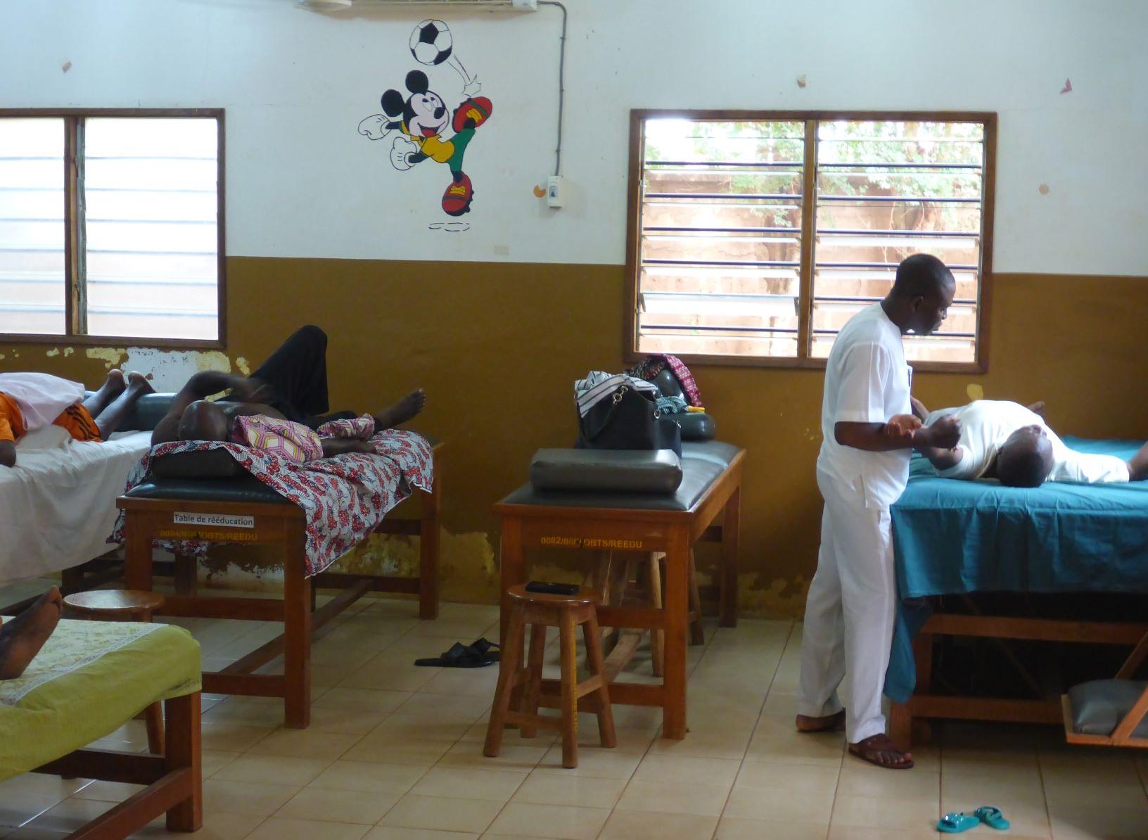 Séance de rééducation au Centre Hospitalier Départemental du Zou et des Collines à Abomey- Photo : Aline Labat
