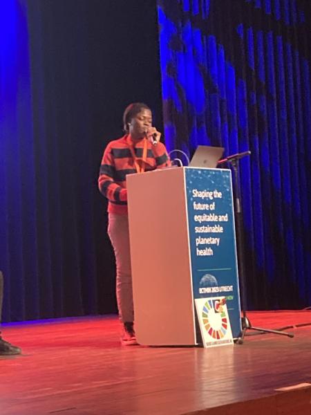 Aminatou Souleymana présente sa communication à l'ECTMIH 2023. 