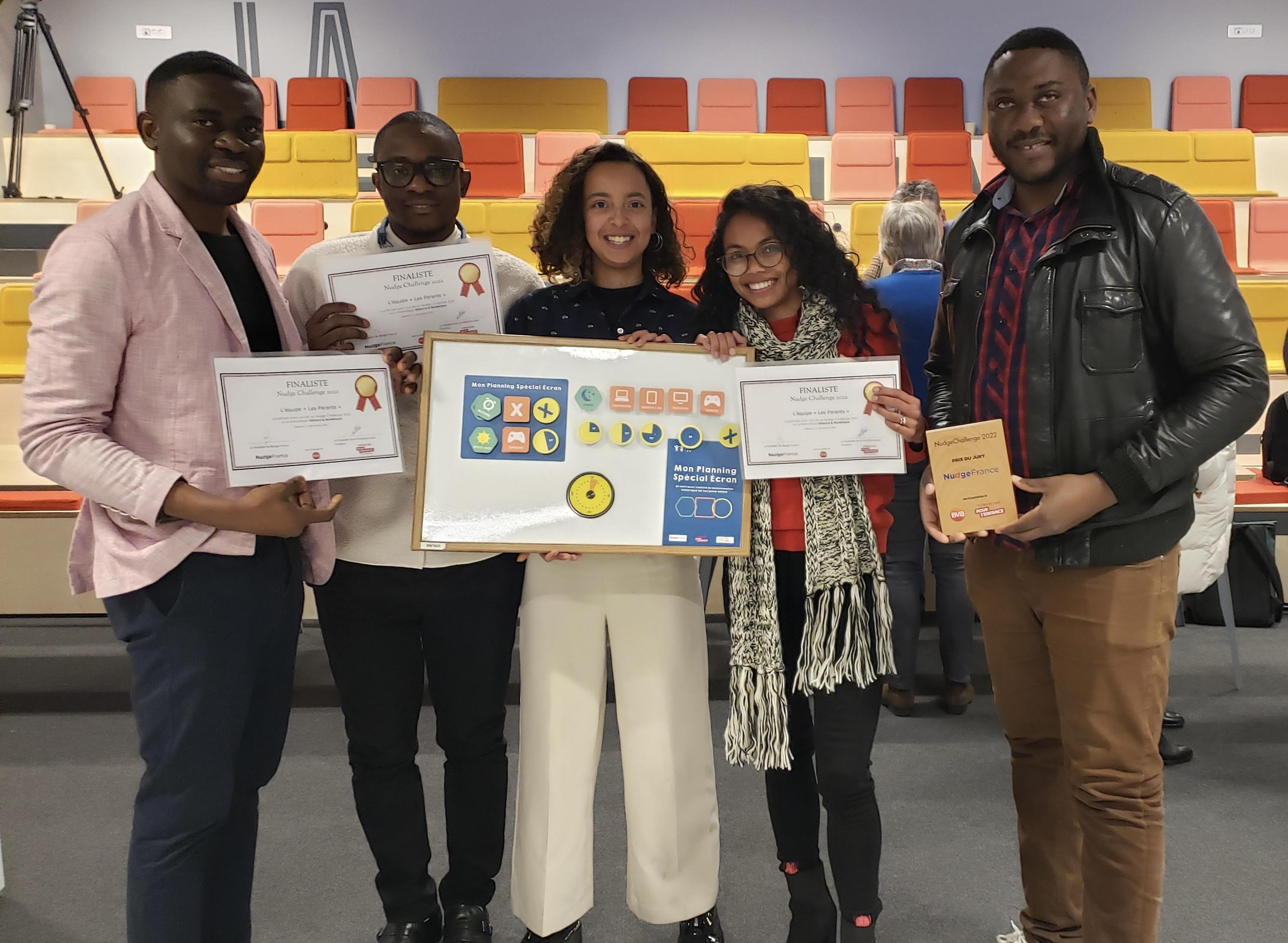 Les lauréats "Nudge 2022" - De gauche à droite, Jean Claude Katanga (RDC), Daniel Mabulu (RDC), Amélie Galas (France), Rojo Andrianampoina (Madagascar) et Yannick Dada Kamgang (Cameroun)