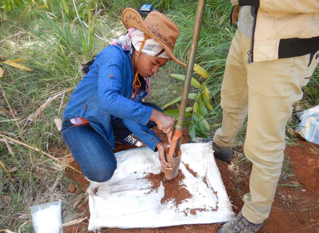 Prélèvement de terre pour l'évaluation des éléments chimiques dans les espaces verts de Lubumbashi (Photo: G. Collinet)