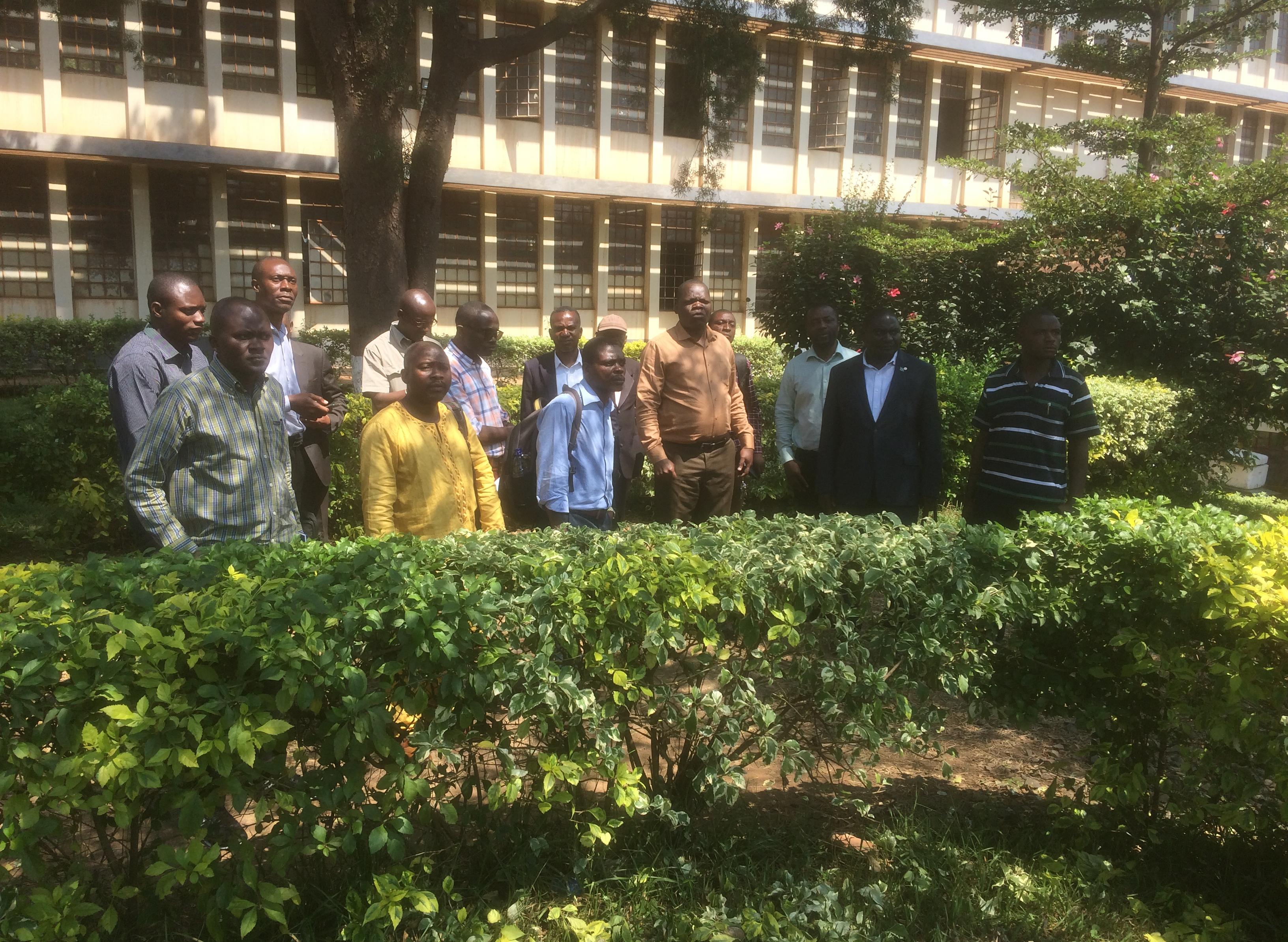 Le comité de pilotage du projet pose devant un bâtiment de l'ISP-Bukavu