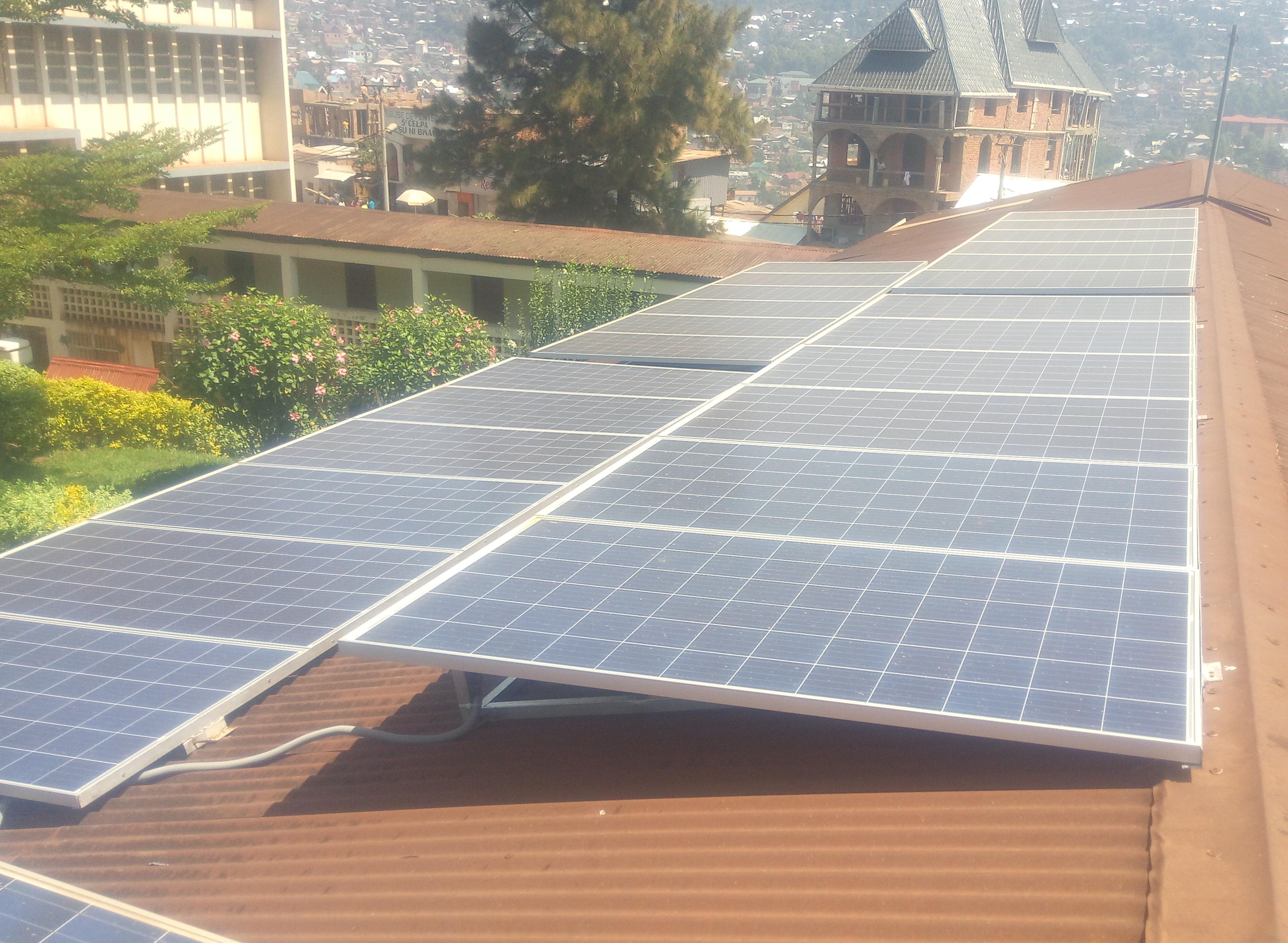 Panneaux solaires installés récemment sur le toit d'un bâtiment de l'ISP-Bukavu 